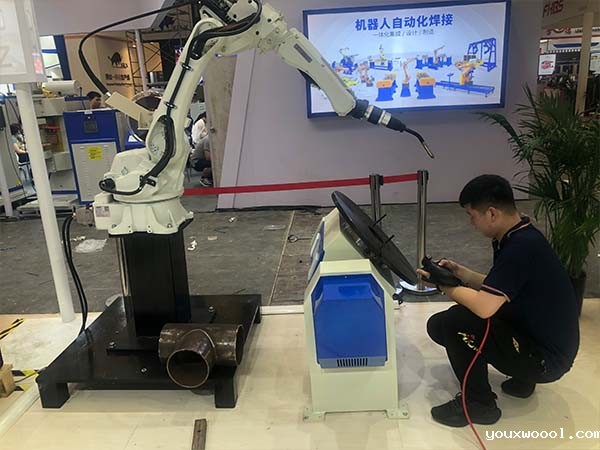 U型机器人变位机工作站